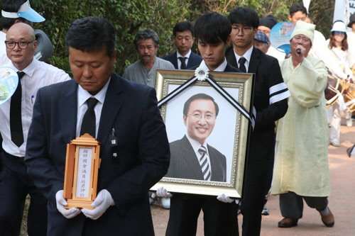 지난 27일 고(故) 노회찬 정의당 의원의 영정이 경기도 남양주시 모란공원 장지로 이동하고 있다./연합뉴스